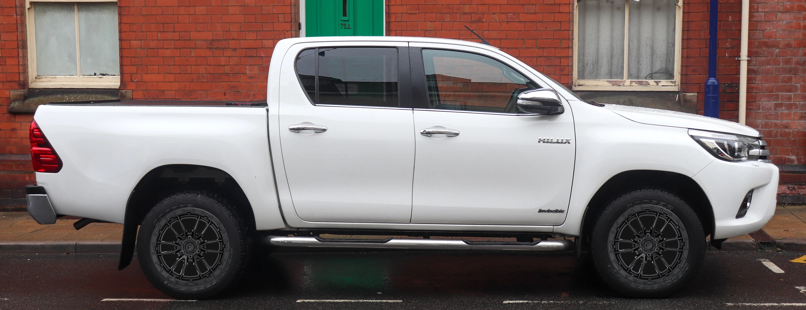 Toyota Hilux con Coyote Desert